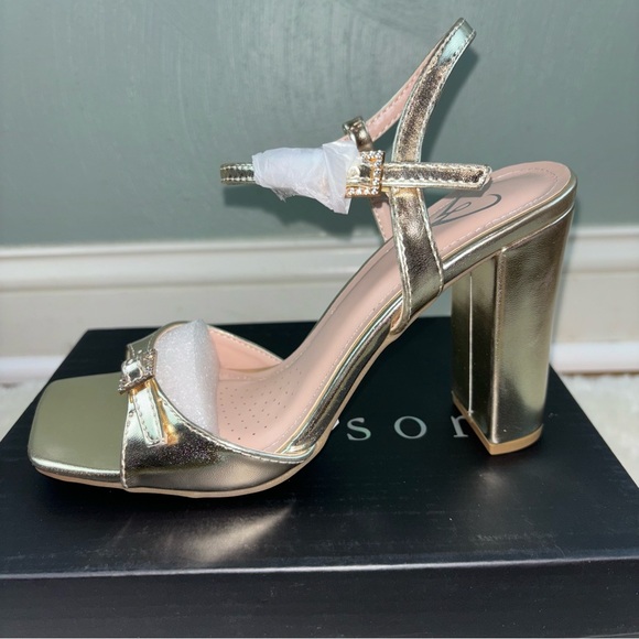 NIB Windsor Celeste Metallic Gold Double Buckle Rhinestone Open Toe Heels Size 6 - Picture 2 of 9